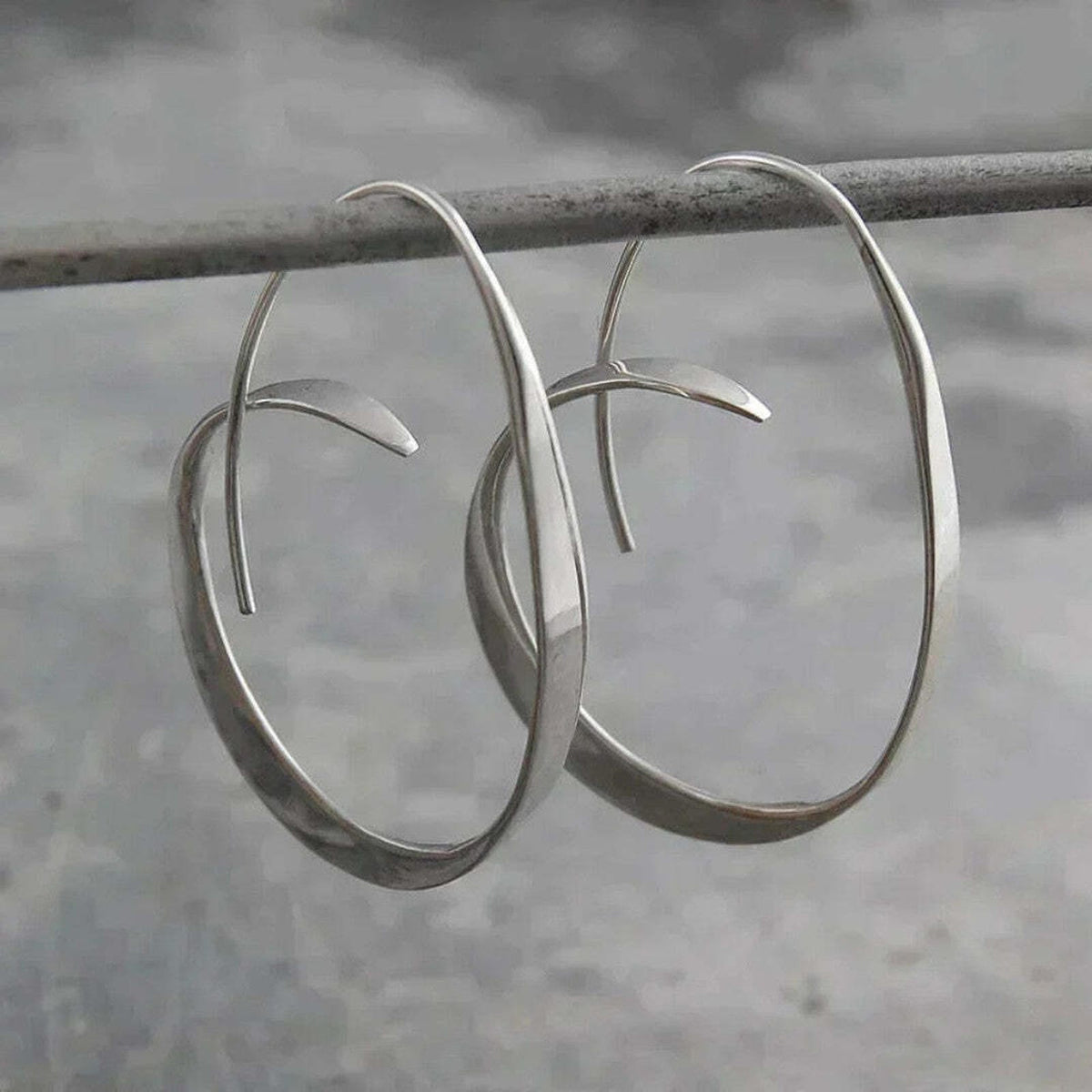 Boucles d’oreilles pendantes spirales ouvertes argent, grands anneaux ovales.