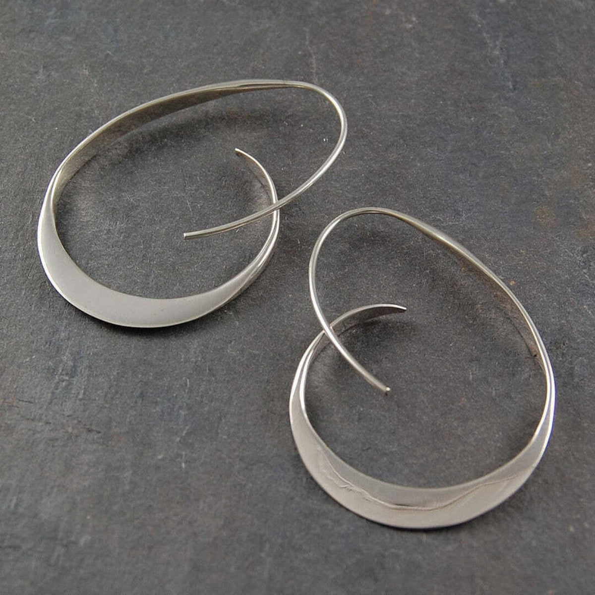 Boucles d’oreilles spirales ouvertes argent, grandes créoles ovales avec tiges courbes.
