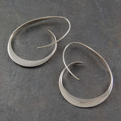 Boucles d’oreilles spirales ouvertes argent, grandes créoles ovales avec tiges courbes.