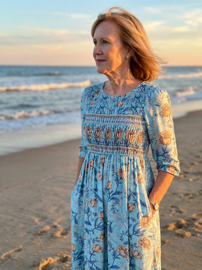 Robe midi bleue à fleurs, manches trois-quarts, taille froncée, vue trois-quarts