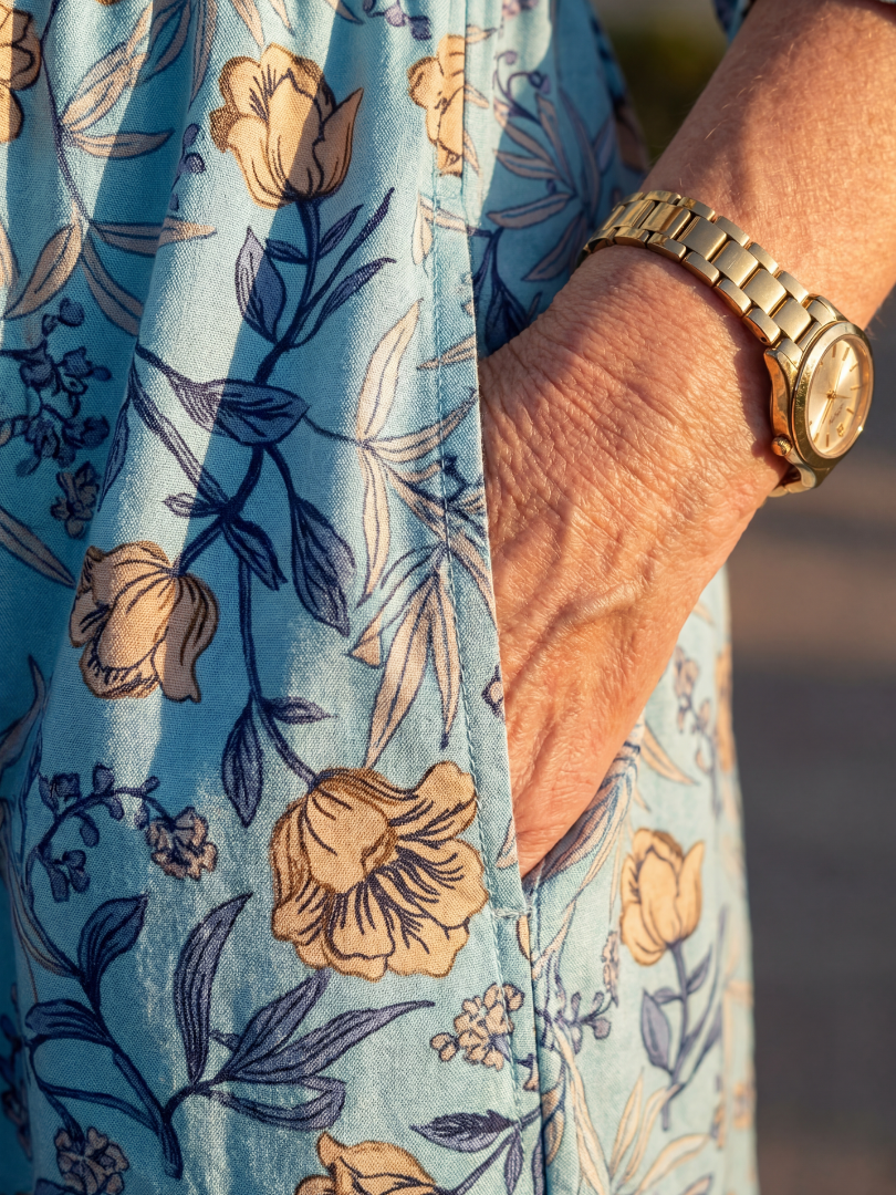 Tissu de robe midi bleue à fleurs, imprimé floral, détails froncés