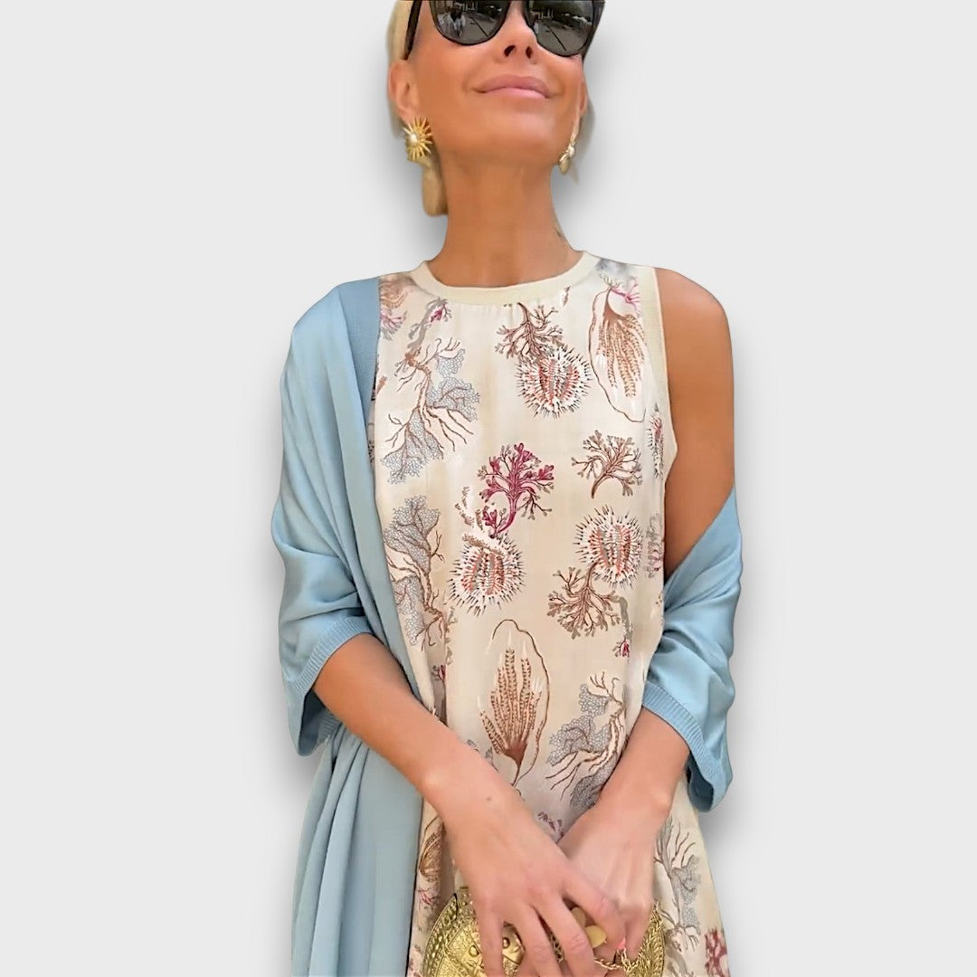 Robe longue imprimée à manches ajourées, avec cardigan bleu drapé sur l’épaule