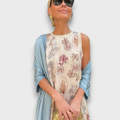 Robe longue imprimée à manches ajourées, avec cardigan bleu drapé sur l’épaule