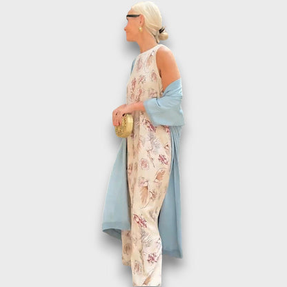 Robe longue imprimée beige, avec cardigan bleu clair drapé, vue de profil