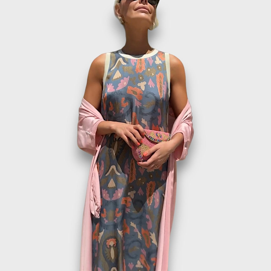 Robe longue imprimée bleu marine, avec cardigan rose satiné noué aux manches