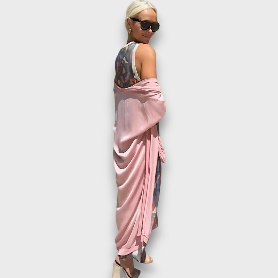 Robe longue imprimée bleu marine, cardigan rose satiné drapé au niveau du bras