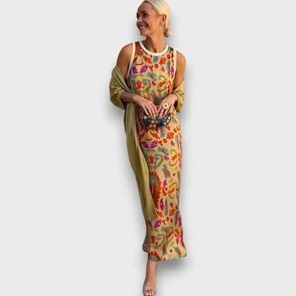 Robe longue imprimée multicolore, cardigan olive drapé sur l’épaule