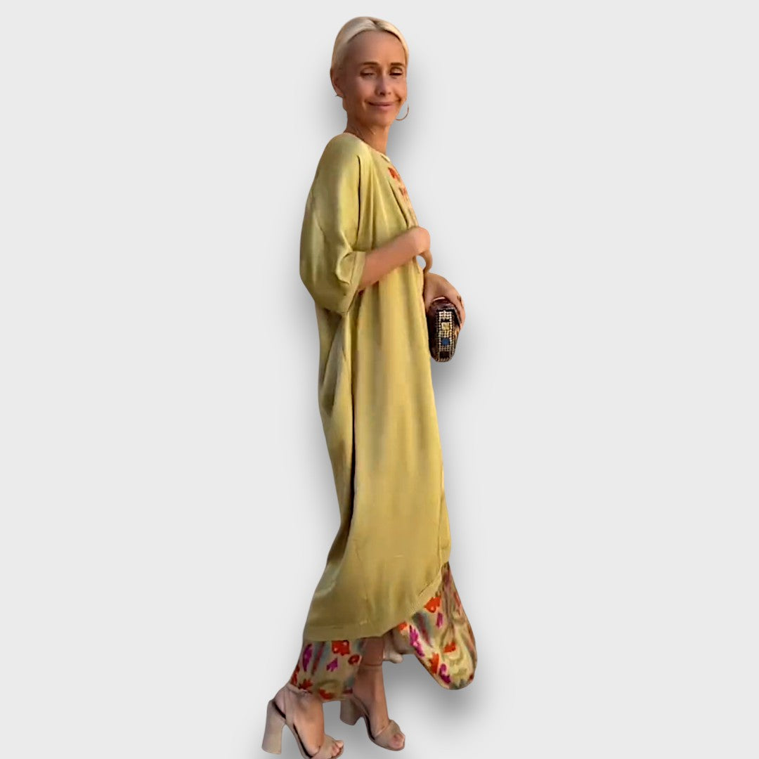Robe longue imprimée multicolore, cardigan olive fluide drapé, vue de côté