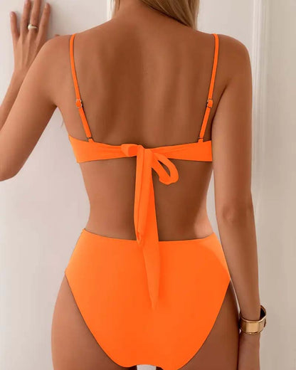 Bikini deux pièces orange, dos nu avec bretelles et nœud à la taille