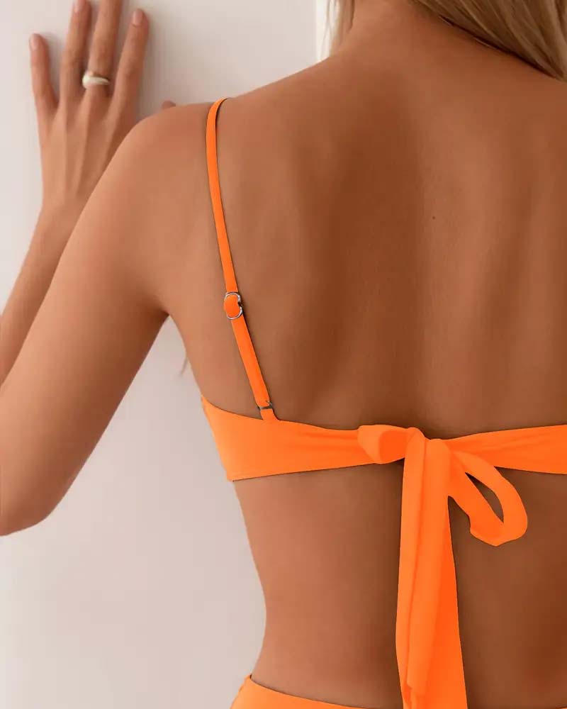 Bikini orange : top dos nu à bretelles fines et nœud en tissu au bas du dos