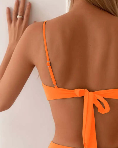 Bikini orange : top dos nu à bretelles fines et nœud en tissu au bas du dos