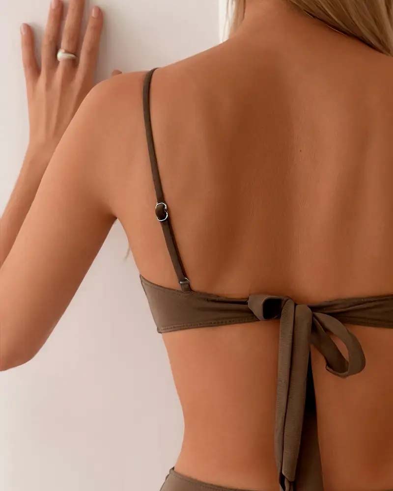 Bikini deux pièces châtaigne, dos nu à bretelles fines et nœud sur le bas