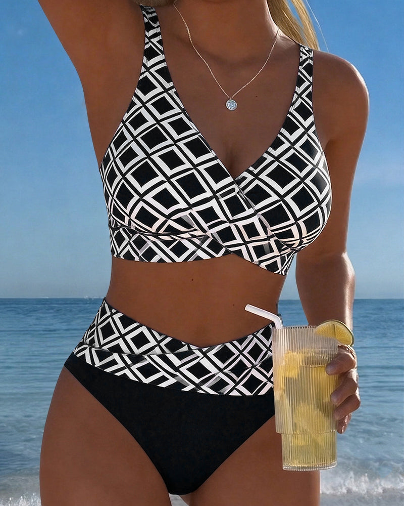 Ensemble maillot de bain : haut à motif losanges noir et blanc, bas noir uni