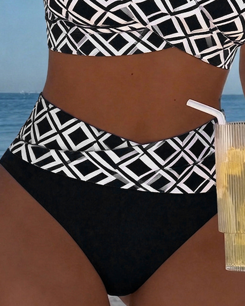 Bas de maillot de bain noir à motif losanges blanc sur la ceinture