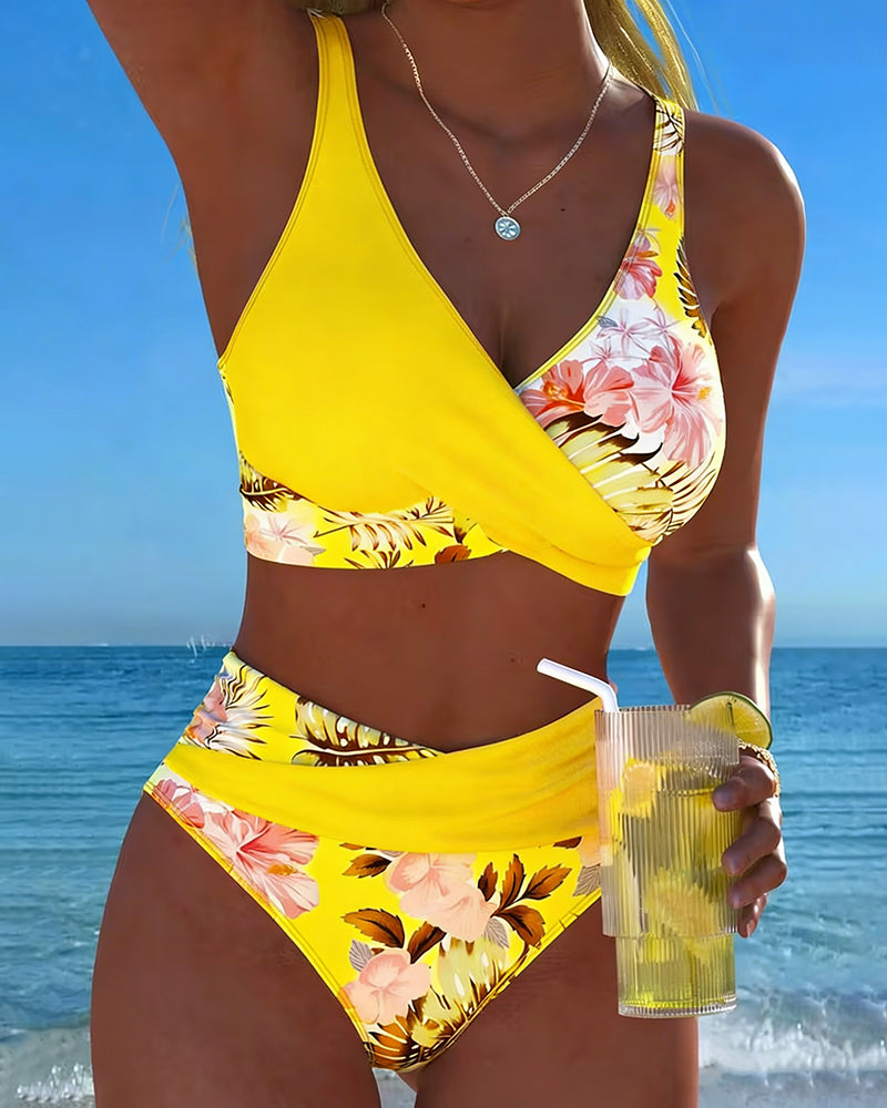 Ensemble bikini jaune et imprimé floral contrastant, haut croisé et bas taille haute