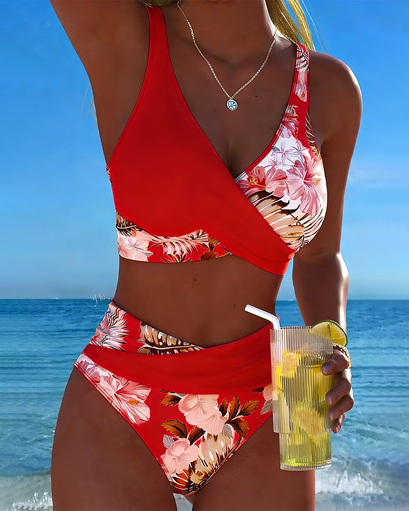 Maillot 2 pièces rouge à imprimé floral, haut croisé et bas taille haute assorti