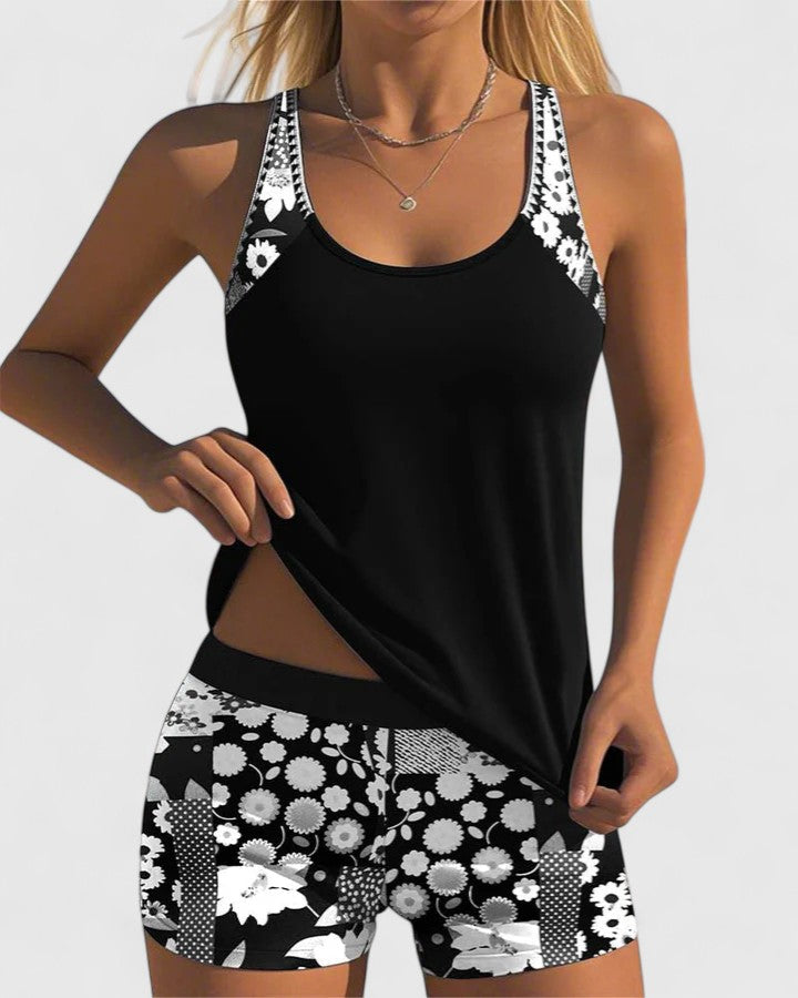 Maillot de bain confortable Aurianna noir : top dos nageur et short imprimé fleurs noir/blanc