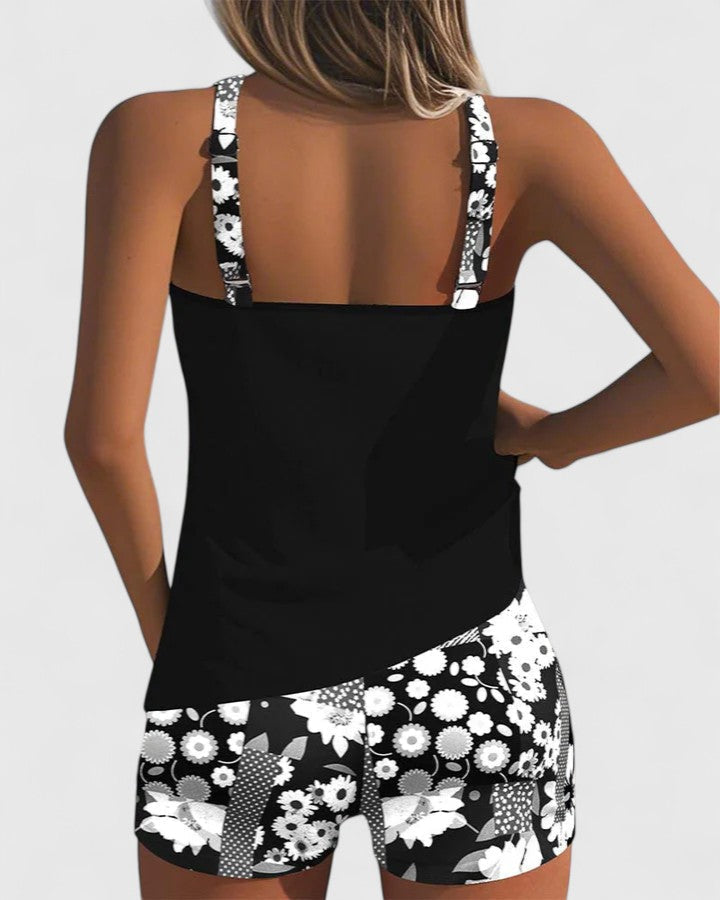 Maillot de bain confortable Aurianna noir : top dos nageur et short imprimé fleurs noir/blanc