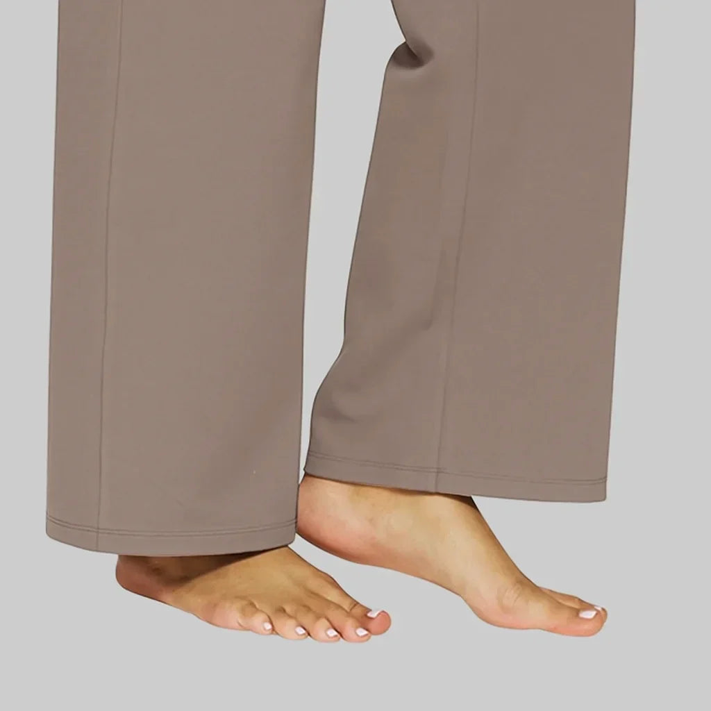 Pantalon stretch pour femme taupe, bas évasé et couture latérale visible