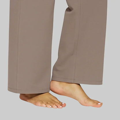 Ourlet du pantalon taupe au mollet, jambe ample, couture latérale visible