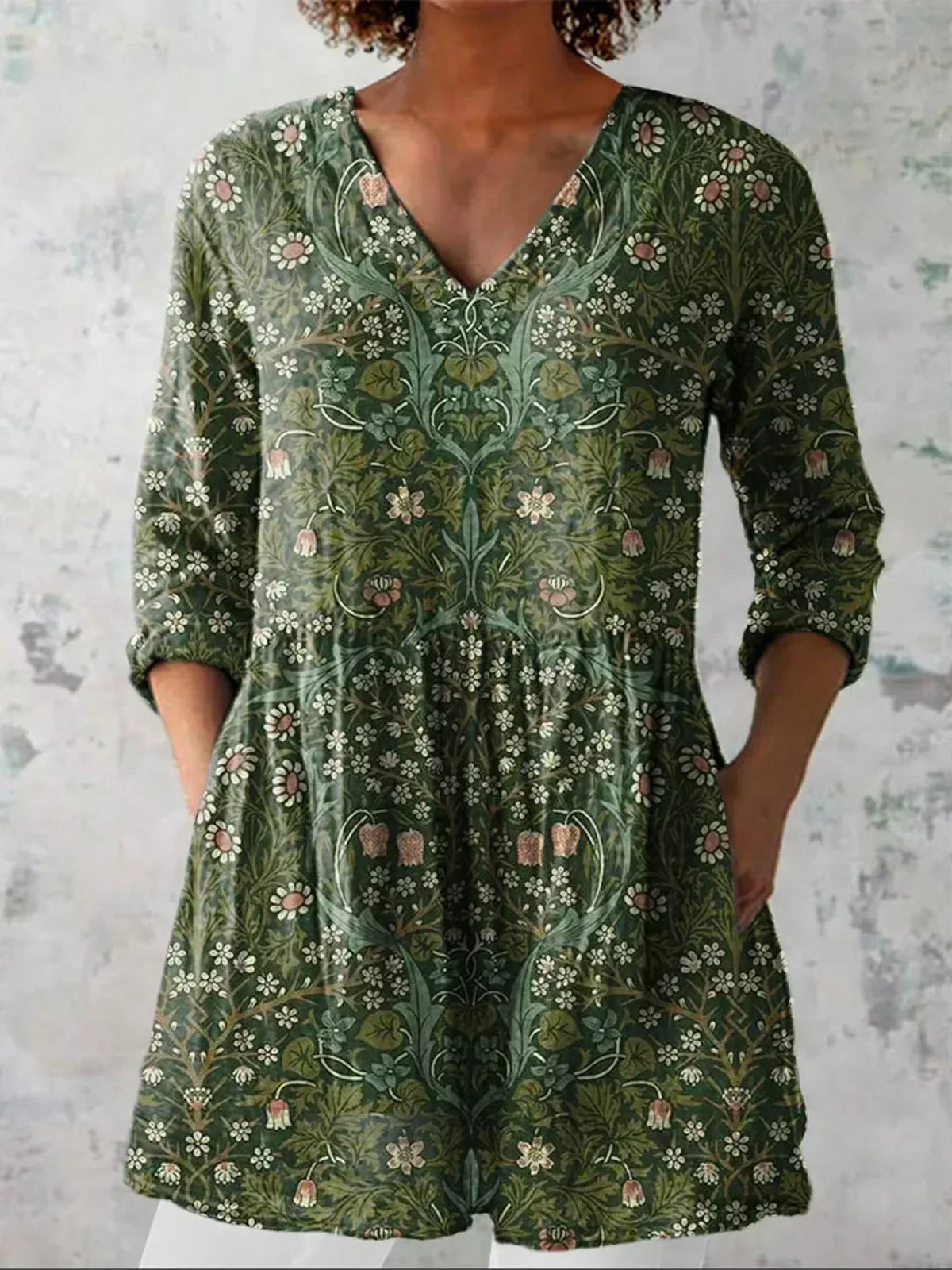 Chemise vintage fleurie verte à col en V, manches 3/4, boutons devant.