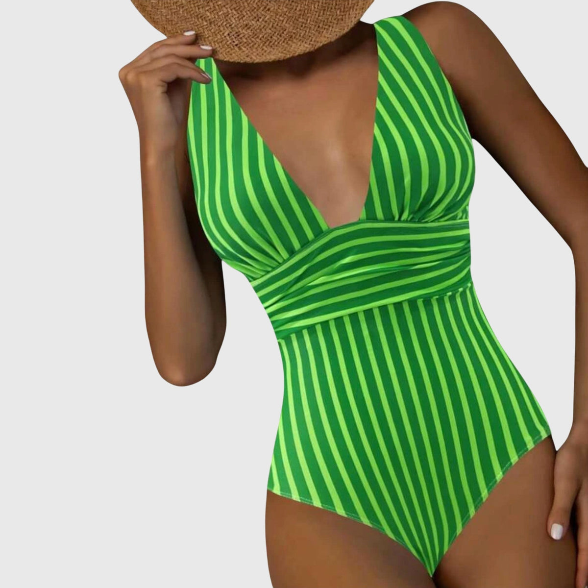 Maillot de bain une pièce vert rayé, décolleté plongeant, manches échancrées.