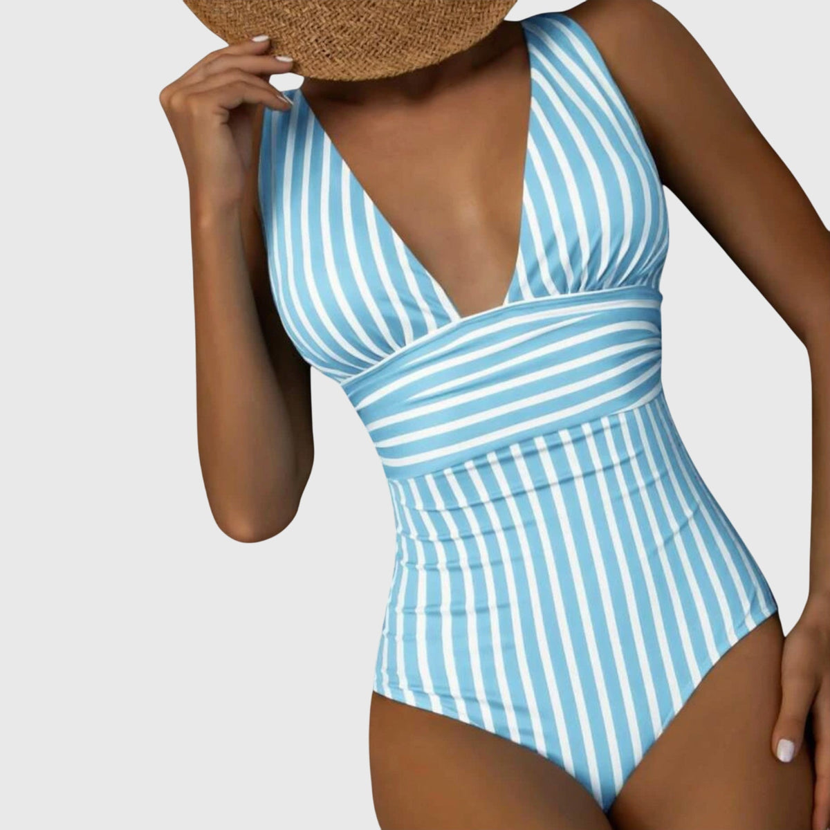 Maillot de bain une pièce bleu clair rayé, décolleté plongeant, coupe moulante.