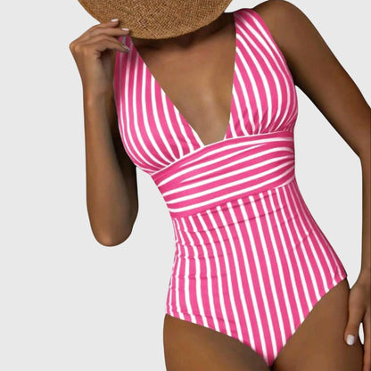 Maillot de bain une pièce rose rayé, décolleté plongeant, taille resserrée.