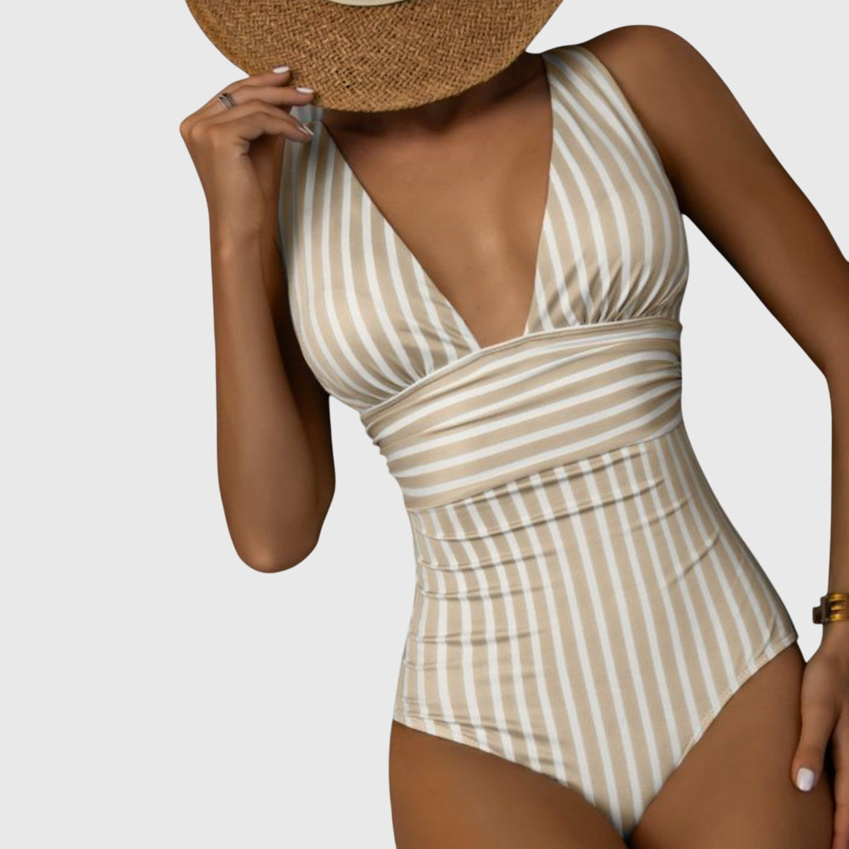 Maillot de bain une pièce beige rayé, décolleté plongeant V, manches courtes