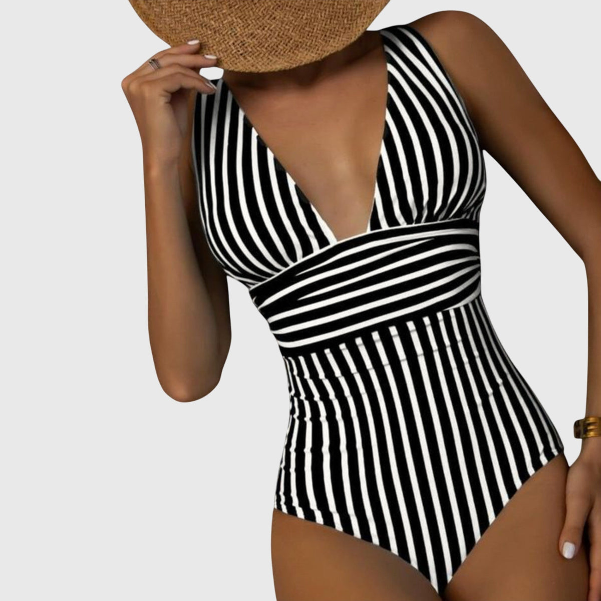 Maillot de bain une pièce noir et blanc rayé, décolleté plongeant V, manches courtes
