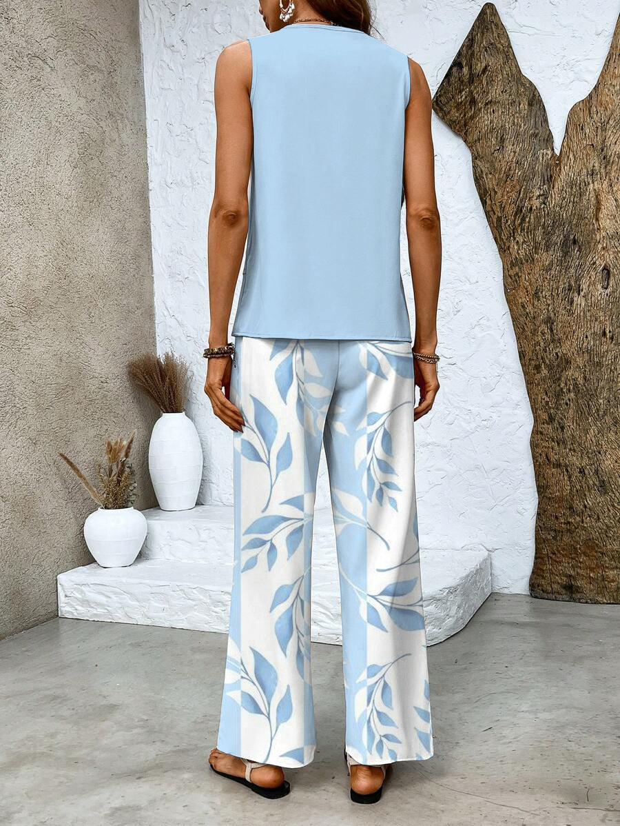 Ensemble estival bleu clair vu de dos : débardeur fluide et pantalon large à motif