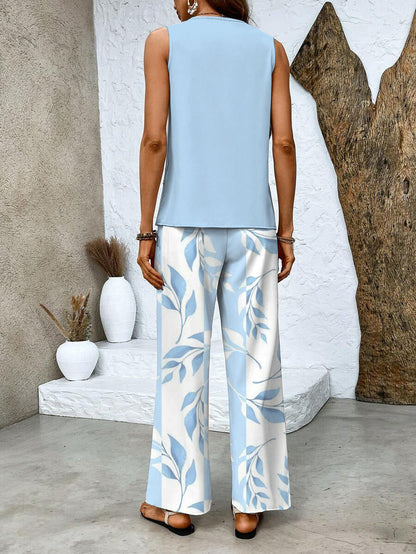 Ensemble estival bleu clair vu de dos : débardeur fluide et pantalon large à motif
