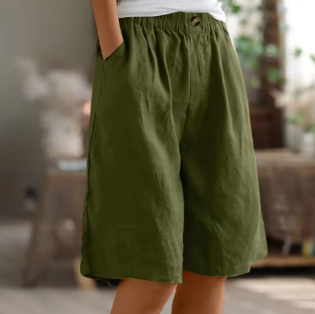 Short en coton vert armée, taille élastique, coupe ample, bouton devant