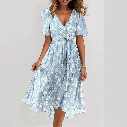 Robe mi-courte bleu clair à fleurs, manches courtes bouffantes, décolleté en V