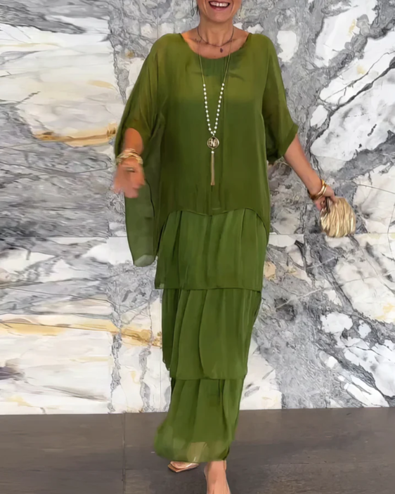 Robe longue fluide verte, encolure ronde, manches amples, superposition de volants