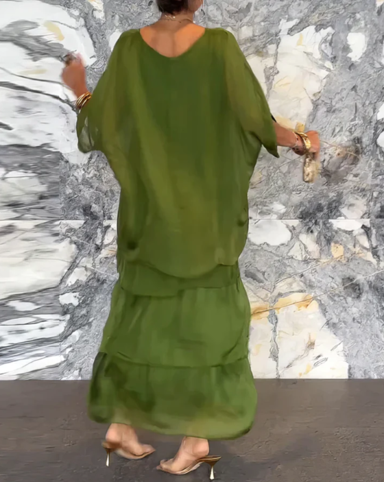 Robe longue fluide vert foncé, encolure dégagée, manches larges, volants étagés