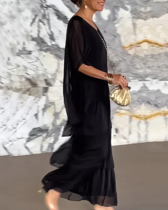 Robe longue fluide noire, encolure ronde, manches amples, superposition de volants