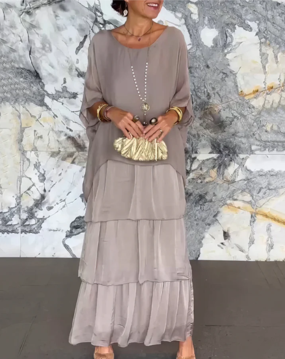 Robe longue fluide grise, manches trois-quarts et volants superposés