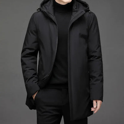 Veste longue d’hiver noire à capuche, fermeture zippée, poches latérales, coupe droite.