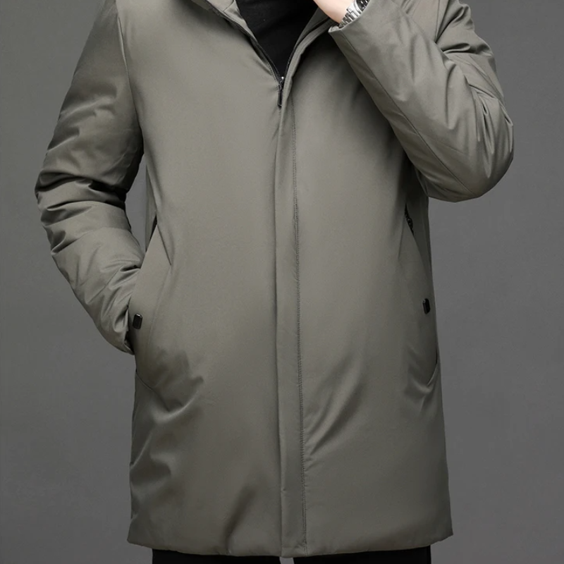 Veste longue d’hiver à capuche vert olive, fermeture zippée, poches latérales.