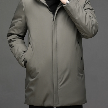Veste longue d’hiver à capuche vert olive, fermeture zippée, poches latérales.