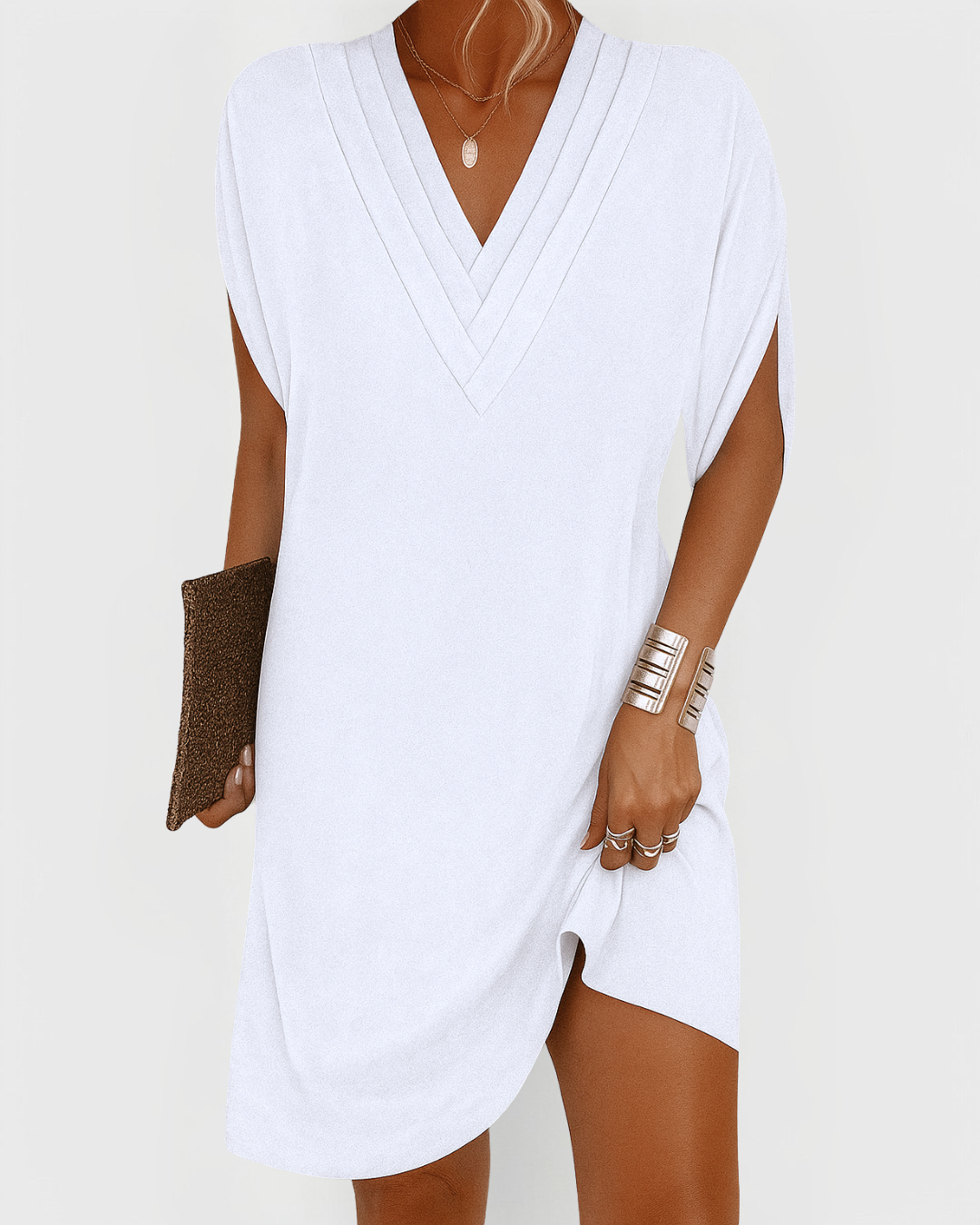 Robe portefeuille blanche à encolure V, manches courtes et ourlet asymétrique fendu.