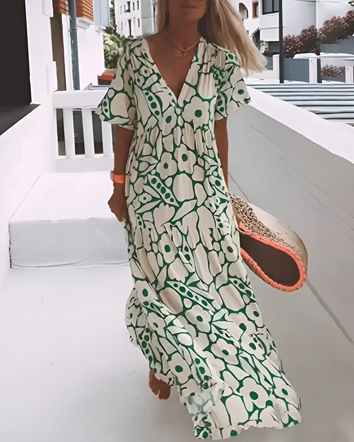 Robe d’été légère verte à motif géométrique, col en V, manches courtes, silhouette ample.