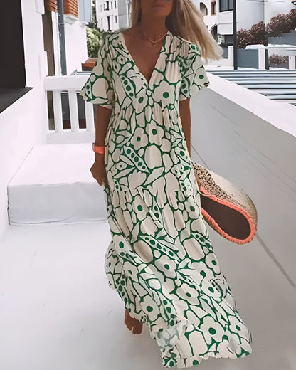 Robe d’été légère verte à motif géométrique, col en V, manches courtes, silhouette ample.