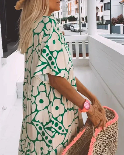 Robe d’été légère verte à motif géométrique, col en V, manches courtes, fluide.