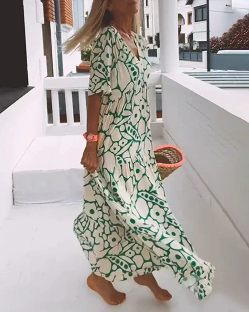 Robe d’été légère verte à motif géométrique, coupe ample, col en V, manches courtes.