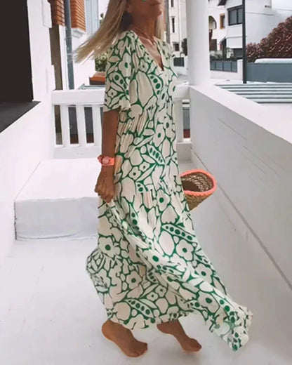 Robe d’été légère verte à motif géométrique, coupe ample, col en V, manches courtes.