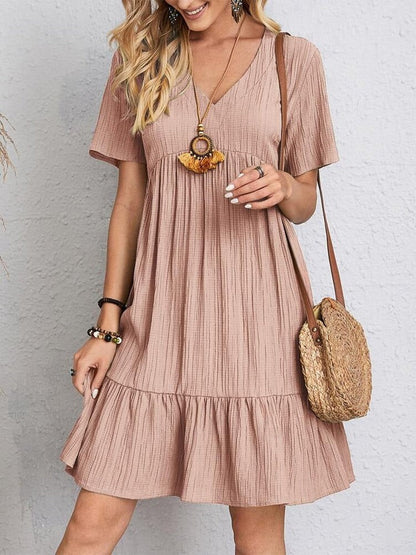 Robe courte ample à encolure V, manches courtes, volants superposés, rose clair