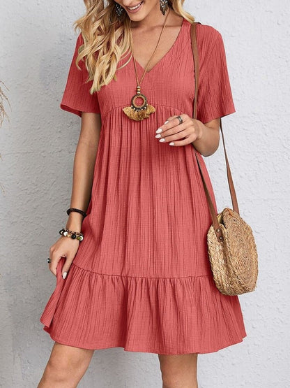 Robe courte ample à encolure V, manches courtes, volants superposés, rouge brique