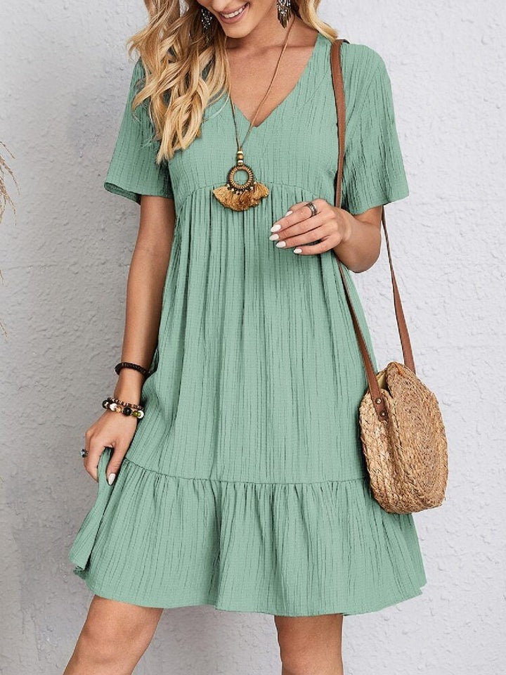 Robe courte ample à encolure V, manches courtes, volants superposés, vert sauge